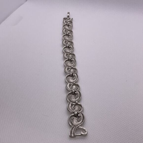 Vintage Silver-Tone Textured Circle-Link Bracelet With Secure Clasp - Picture 5 of 11